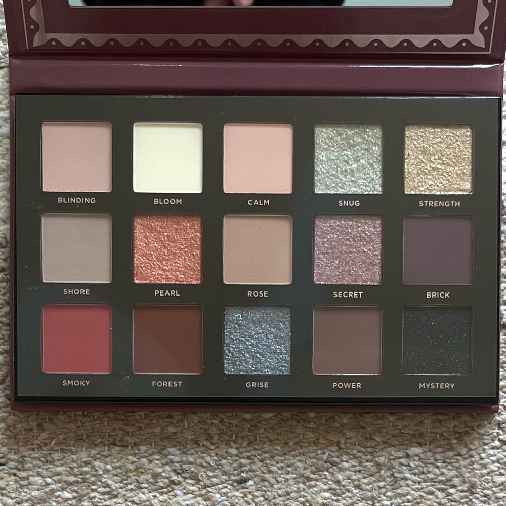 Ace Beaute Smokey Rose Eyeshadow Palette - Picture 3 of 4